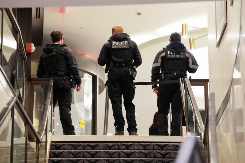 Members of the Secret Service Police block a stairway to the lobby at the venue, following a shooting incident during the annual White House Correspondents' Association dinner, in Washington, D.C., U.S., April 25, 2026. REUTERS/Ken Cedeno