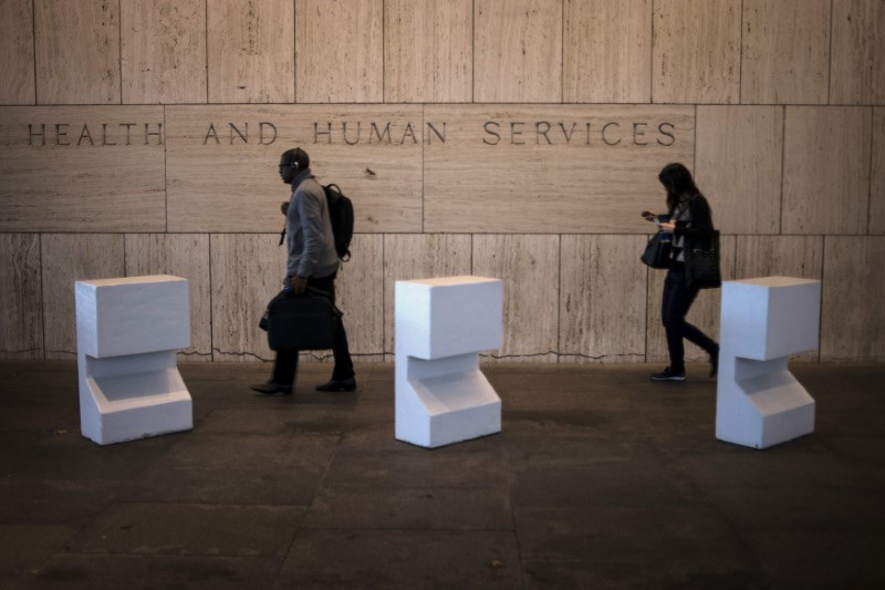 Workers arrive at the Department of Health and Human Services in Washington October 1, 2013. REUTERS/James Lawler Duggan