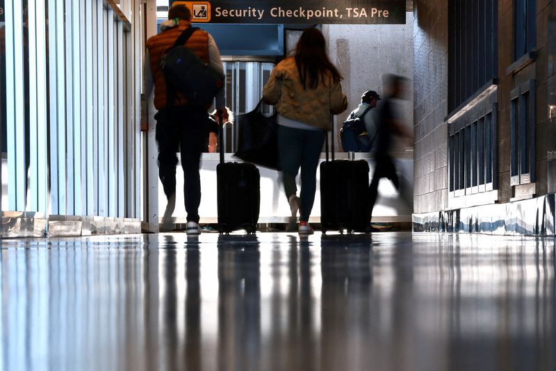 FILE PHOTO: Travelers wait to pass a security checkpoint at Dulles International airport in Dulles, Virginia, U.S. November 13, 2025. REUTERS/Evelyn Hockstein/File Photo