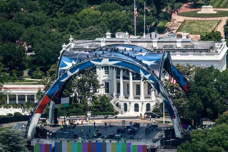 FILE PHOTO: Construction continues on a temporary arena that will host the UFC Freedom 250 fight card at the White House in Washington, D.C., U.S., June 5, 2026. REUTERS/Evelyn Hockstein/File Photo