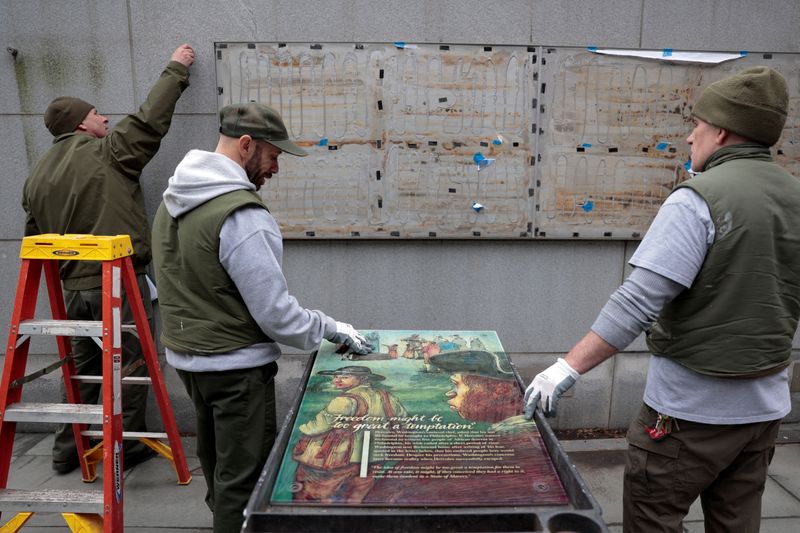 FILE PHOTO: Workers from the National Park Service reinstall a slavery exhibit at a historic site in Philadelphia, following a U.S. judge order to reinstall, in Pennsylvania, U.S., February 19, 2026. REUTERS/Hannah Beier/File Photo