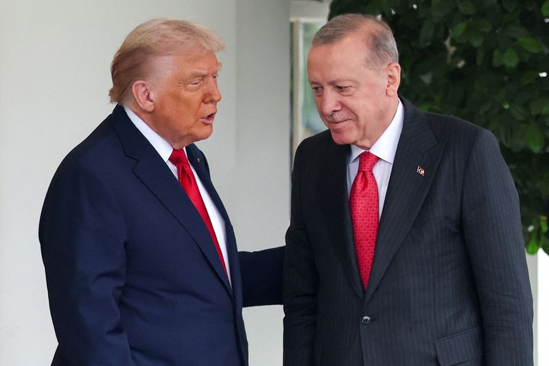 U.S. President Donald Trump welcomes Turkey's President Recep Tayyip Erdogan at the White House in Washington, D.C., U.S., September 25, 2025. REUTERS/Jonathan Ernst