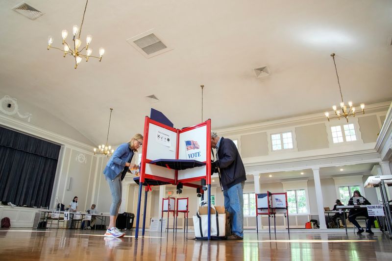 People vote during the New Jersey primary elections for U.S. Congress, in Glen Ridge, New Jersey, U.S., June 2, 2026. REUTERS/Eduardo Munoz