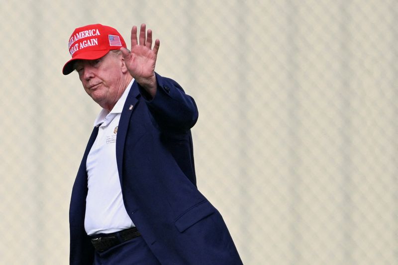 U.S. President Donald Trump waves as he walks from Marine One to a vehicle at the Ellipse near the White House, in Washington, D.C., U.S., August 16, 2026. REUTERS/Annabelle Gordon