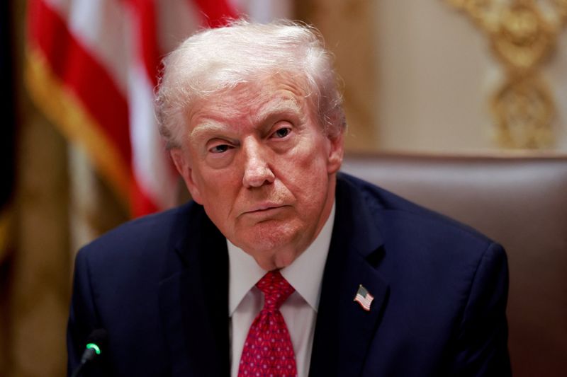 U.S. President Donald Trump meets with Ukraine's President Volodymyr Zelenskiy (not pictured) over lunch in the Cabinet Room at the White House in Washington, D.C., U.S., October 17, 2025. REUTERS/Jonathan Ernst