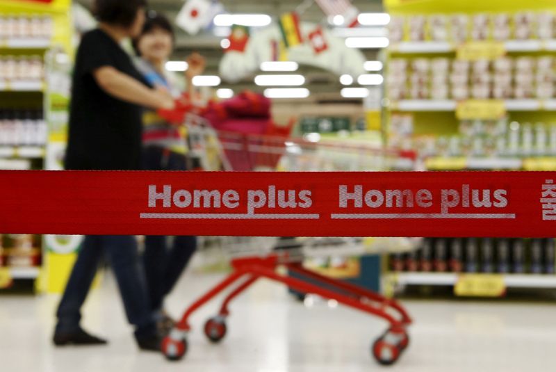 FILE PHOTO: Women push their shopping carts at a Homeplus market in Seoul, South Korea, August 24, 2015.  Picture taken August 24, 2015. REUTERS/Kim Hong-Ji/File Photo