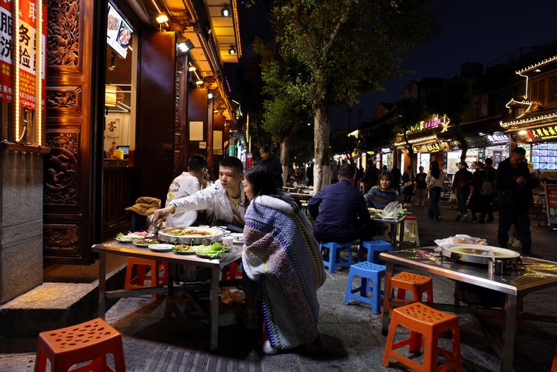 Customers dine at a restaurant in the old town of Dali, Yunnan province, China November 9, 2023. REUTERS/Florence Lo/File Photo