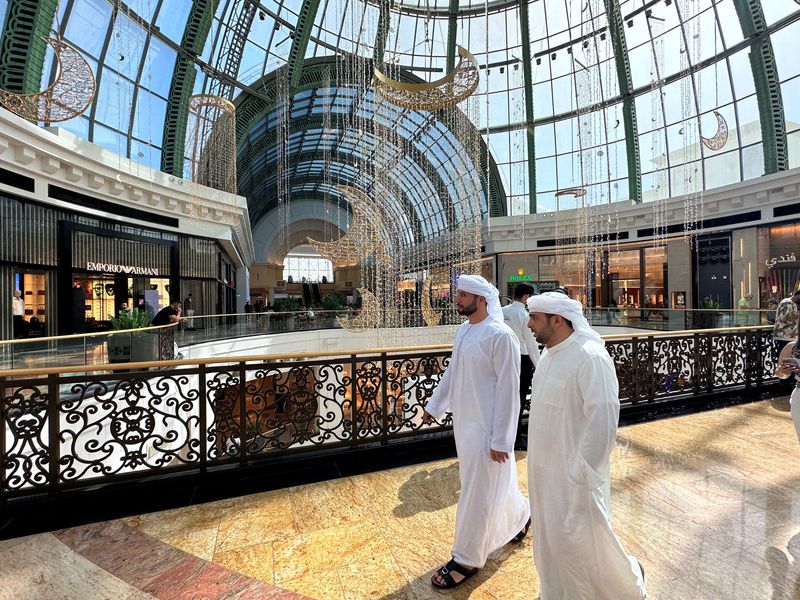 FILE PHOTO: People shop ahead of the holy month of Ramadan at the Mall of the Emirates in Dubai, United Arab Emirates, March 22, 2023. REUTERS/ Abdel Hadi Ramahi/ File Photo