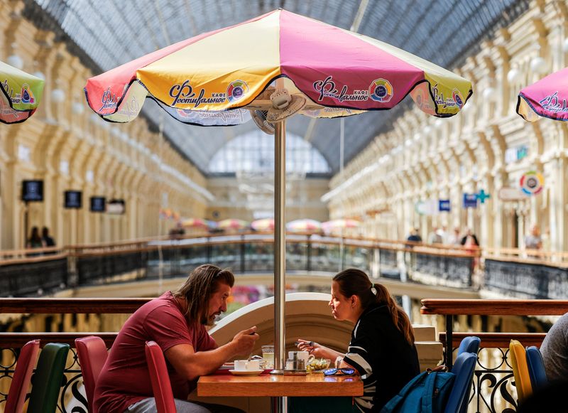 People lunch in a cafe in the GUM department store in Moscow, Russia June 26, 2024. REUTERS/Maxim Shemetov/File Photo