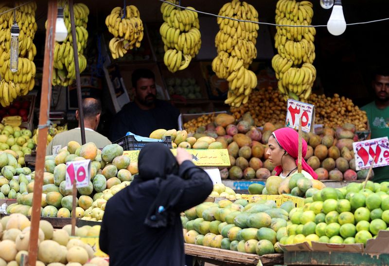 FILE PHOTO: A woman shops at a market in Cairo, Egypt, October 9, 2023. REUTERS/Mohamed Abd El Ghany/File Photo