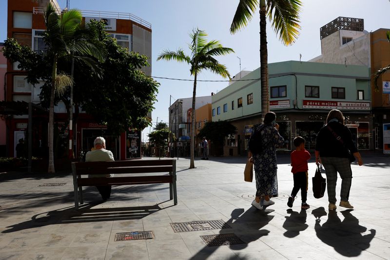 FILE PHOTO: People walk along a commercial street in Vecindario, Spain, December 26, 2023. REUTERS/Borja Suarez/ File Photo
