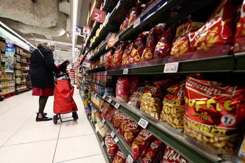 A customer shops at a Carrefour hypermarket in Paris, France, January 4, 2024. REUTERS/Stephanie Lecocq/ File Photo