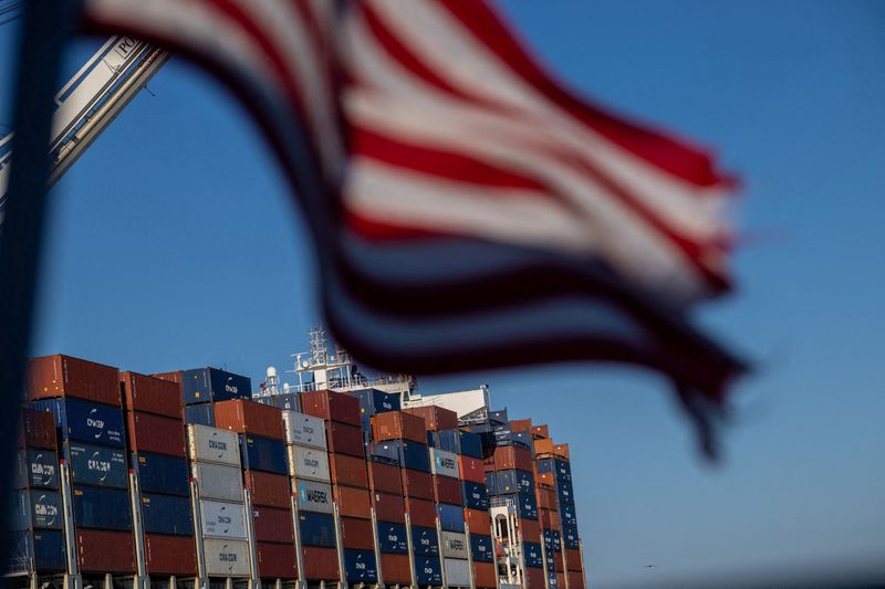 FILE PHOTO: A cargo ship full of shipping containers is seen at the port of Oakland, California, U.S., August 4, 2025. REUTERS/Carlos Barria/File Photo