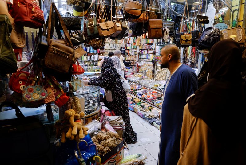 FILE PHOTO: Muslims pilgrims shop in Mecca, Saudi Arabia, July 5, 2022. REUTERS/Mohammed Salem/File Photo