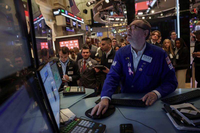 Traders work on the floor at the New York Stock Exchange (NYSE) in New York City, U.S., November 14, 2025. REUTERS/Jeenah Moon