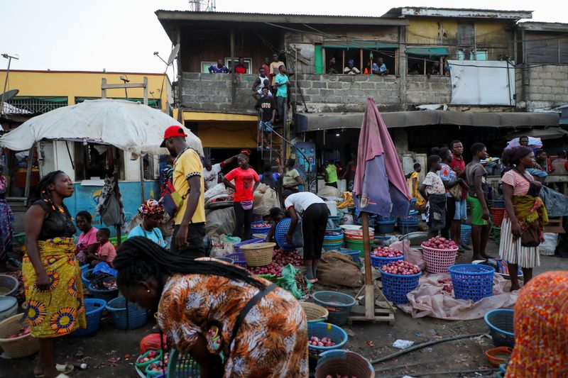 People at the Agbogbloshie market look on, as supporters of Ghana's main opposition party, the National Democratic Congress (NDC), gather in Accra, Ghana, November 28, 2024. REUTERS/Francis Kokoroko