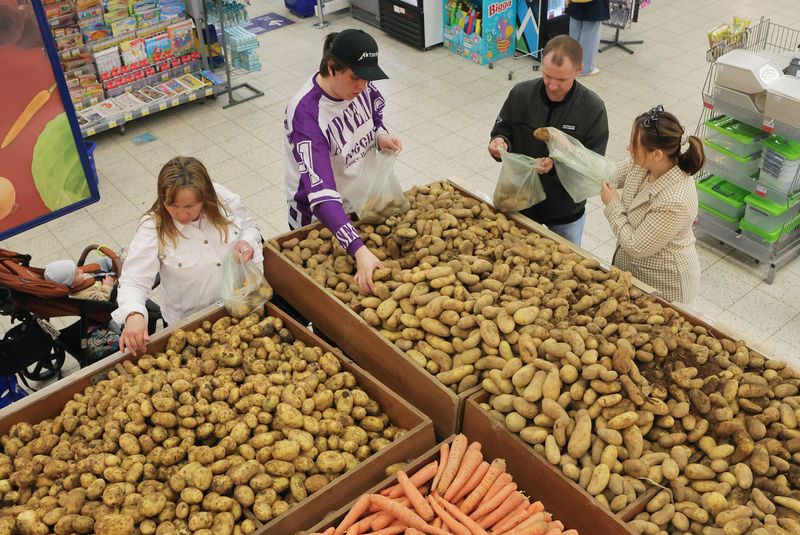 Customers pick potatoes at a supermarket in Saint Petersburg, Russia May 30, 2025.  REUTERS/Anton Vaganov