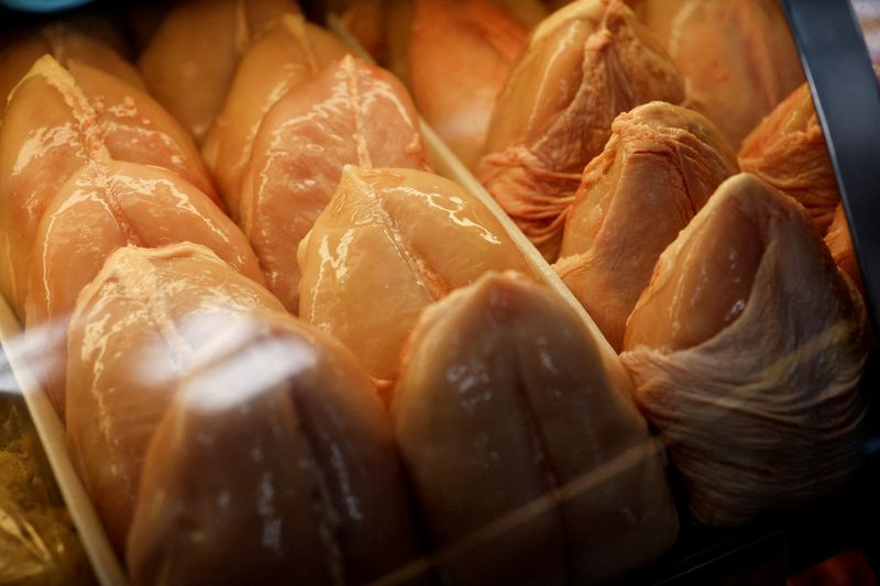 FILE PHOTO: Chicken is displayed in a fridge in a market in Sao Paulo, Brazil May 20, 2025. REUTERS/Jorge Silva/File Photo
