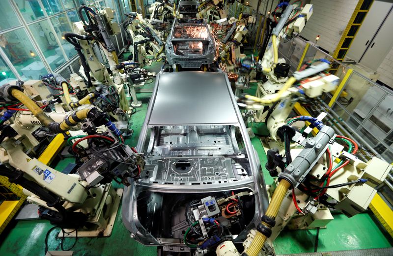Hyundai Motor's sedans are assembled at a factory of the carmaker in Asan, about 100 km (62 miles) south of Seoul, January 22, 2013.   REUTERS/Lee Jae-Won/File Photo
