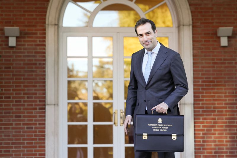 Spain's First Vice-President and Minister of Economy, Trade and Business, Carlos Cuerpo shows a briefcase ahead of a cabinet meeting at Moncloa Palace in Madrid, Spain, March 31, 2026. REUTERS/Violeta Santos Moura