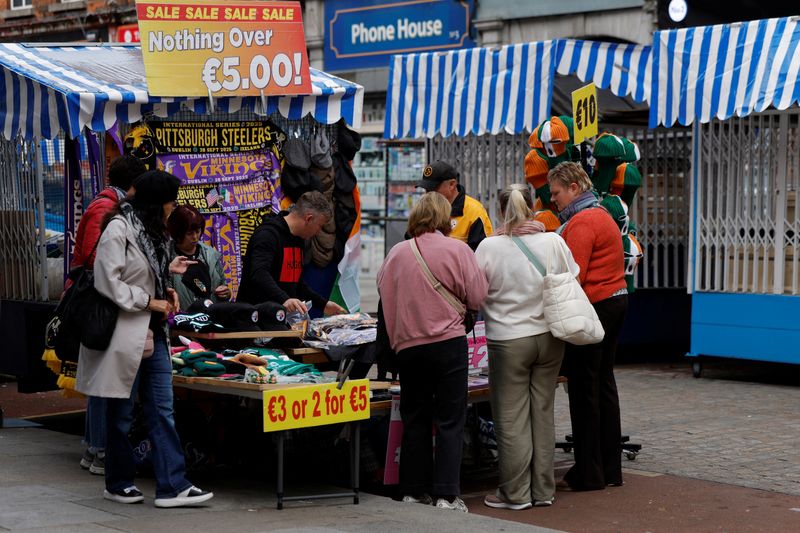 Shoppers look at a market stall on a retail street, in Dublin, Ireland September 29, 2025. REUTERS/Clodagh Kilcoyne