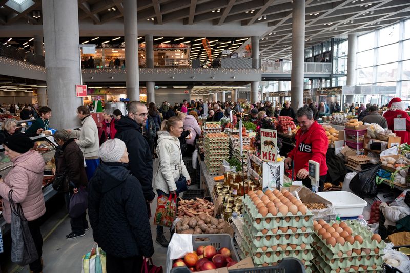 People buy food at a market in Budapest, Hungary, December 3, 2022. REUTERS/Marton Monus