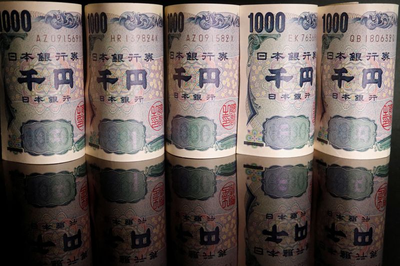 Banknotes of Japanese yen are seen in this illustration picture taken September 23, 2022. REUTERS/Florence Lo/Illustration