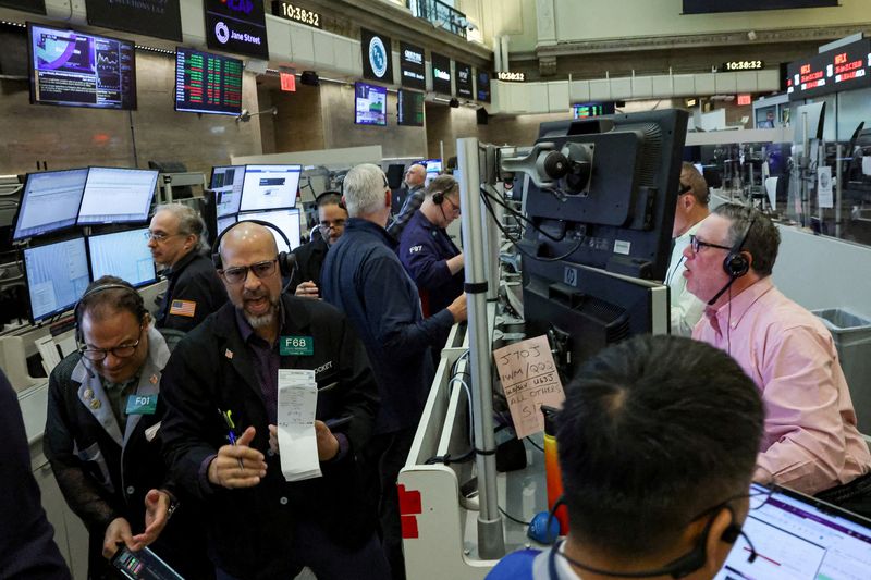FILE PHOTO: FILE PHOTO: Futures-options traders work on the floor at the New York Stock Exchange's NYSE American (AMEX) in New York City, U.S., April 17, 2026.  REUTERS/Brendan McDermid/File Photo/File Photo