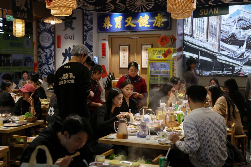 Customers dine at a restaurant in Beijing, China October 19, 2025. REUTERS/Tingshu Wang