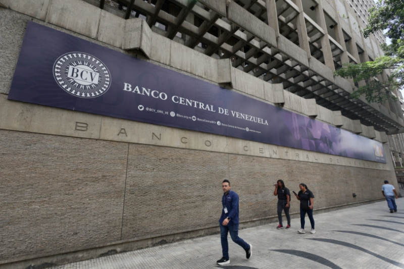 FILE PHOTO: People walk outside of Venezuela's Central Bank in Caracas, Venezuela, May 14, 2026. REUTERS/Leonardo Fernandez Viloria/File Photo