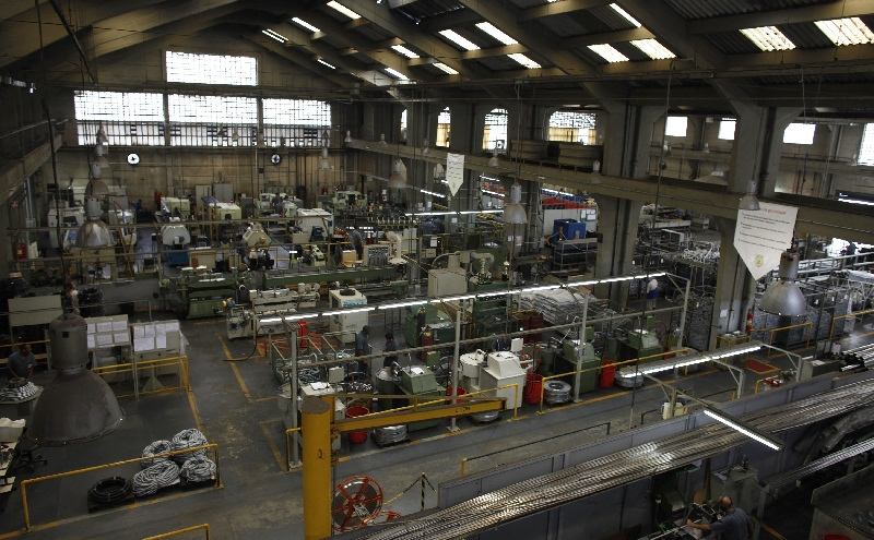 Employees work at the Sociedade Paulista de Tubos Flexiveis (SPTF) metallurgical company which manufactures flexible metal hoses, in Sao Paulo April 20, 2012. President Dilma Rousseff's government has also taken a string of measures in recent months to ensure that the economy grows more than four percent this year. These include a mix of tax breaks and subsidized loans for targeted industries, higher import duties, and steps to halt a currency rally that was hurting the competitiveness of Brazilian manufacturers by driving up costs. REUTERS/Nacho Doce (BRAZIL - Tags: BUSINESS EMPLOYMENT POLITICS)