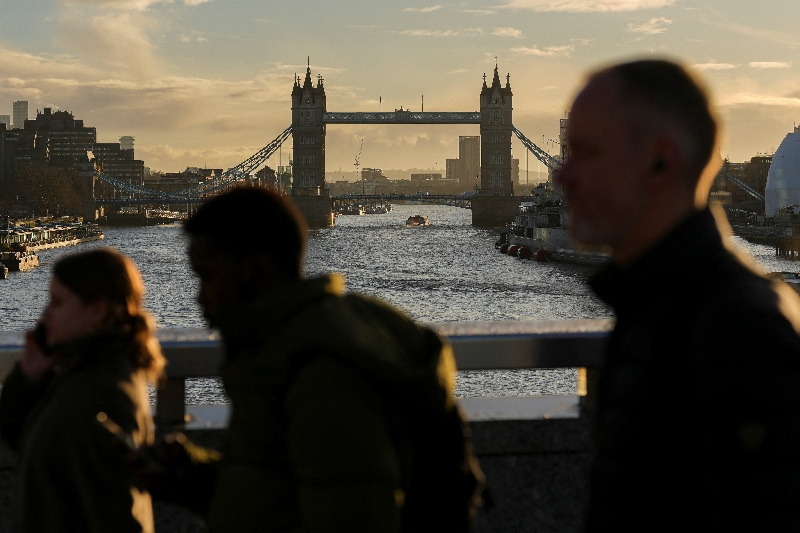 People walk across London Bridge during the morning commute rush, in London, Britain, January 16, 2026. REUTERS/Maja Smiejkowska/File Photo