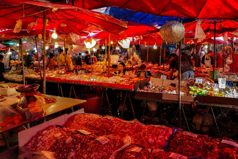Vendors at a fresh market in Bangkok, Thailand, April 30, 2026. REUTERS/Athit Perawongmetha