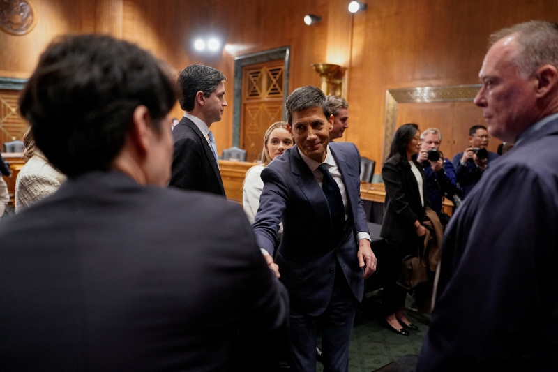 Kevin Warsh, U.S. President Donald Trump's nominee to be next chair of the Federal Reserve, shakes hands with a person, after Warsh testified at a Senate Banking Committee confirmation hearing, on Capitol Hill in Washington, D.C., U.S., April 21, 2026. REUTERS/Elizabeth Frantz