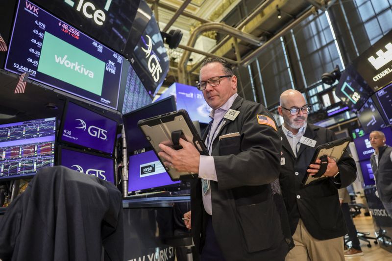Traders work on the floor at the New York Stock Exchange (NYSE) in New York City, U.S., May 27, 2026. REUTERS/Jeenah Moon