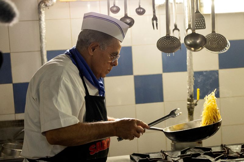 FILE PHOTO: A chef prepares a traditional pasta Carbonara dish at Da Sabatino restaurant in Rome, Italy, December 3, 2025. REUTERS/Remo Casilli/File Photo