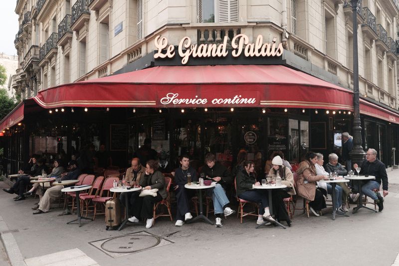 People dine outside a restaurant in Paris, France, May 6, 2026. REUTERS/Jeenah Moon