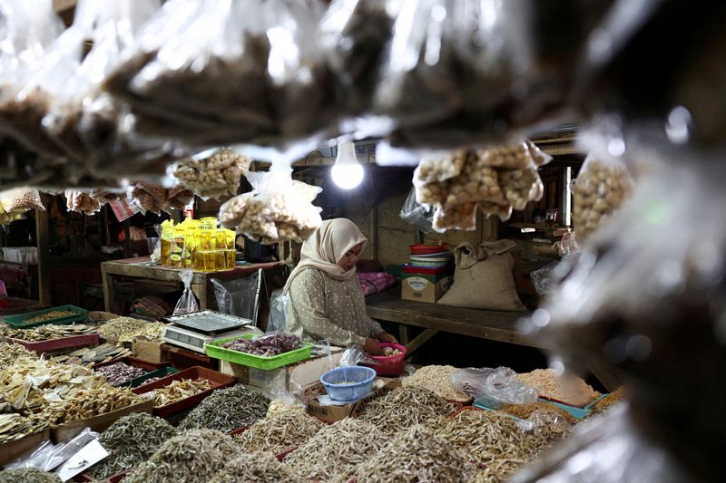 FILE PHOTO: A vendor selling dried fish prepares her goods while waiting for customers at a traditional market in South Tangerang, on the outskirts of Jakarta, Indonesia, June 5, 2026. REUTERS/Willy Kurniawan/File Photo