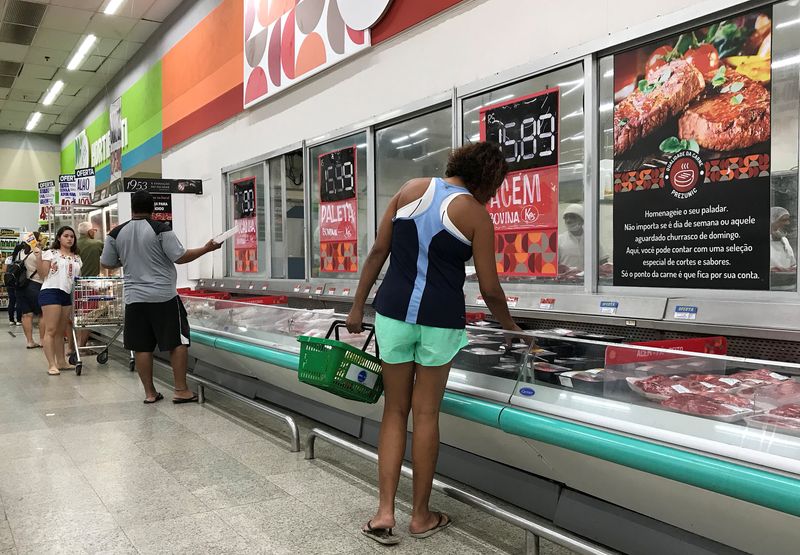 Customers shop at a supermarket in Rio de Janeiro, Brazil July 28, 2018. Picture taken July 28, 2018. REUTERS/Sergio Moraes