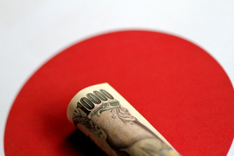 FILE PHOTO: A Japanese yen note is seen in this illustration photo taken June 1, 2017. REUTERS/Thomas White/Illustration/File Photo