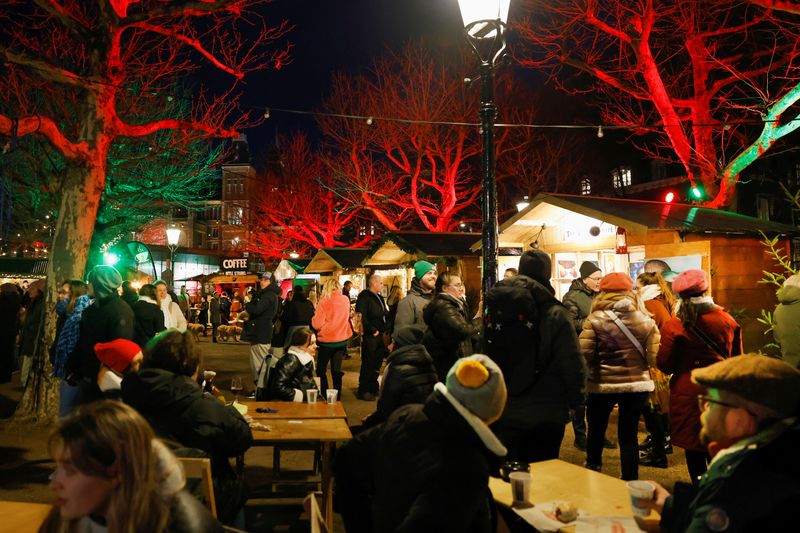 FILE PHOTO: People visit a Christmas market in Amsterdam, Netherlands December 16, 2022. REUTERS/Piroschka van de Wouw/File Photo
