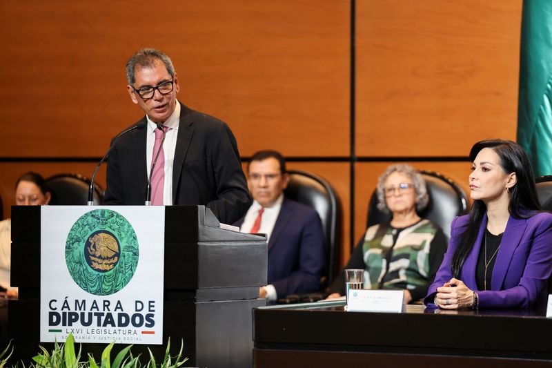 Mexican Finance Minister Edgar Amador Zamora delivers the 2026 proposed budget to the President of Chamber of Deputies, Kenia Lopez Rabadan at the Congress building in Mexico City, Mexico, September 8, 2025. REUTERS/Raquel Cunha