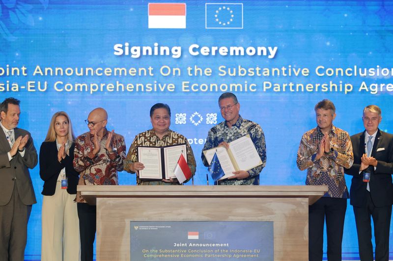 Airlangga Hartarto, Indonesia's Coordinating Minister for Economic Affairs, and Maros Sefcovic, European Commissioner for Trade and Economic Security, show documents during a signing ceremony on the substantive conclusion of the Indonesia-European Union Comprehensive Economic Partnership Agreement (IEU-CEPA) in Nusa Dua, Bali, Indonesia September 23, 2025. REUTERS/Johannes P. Christo
