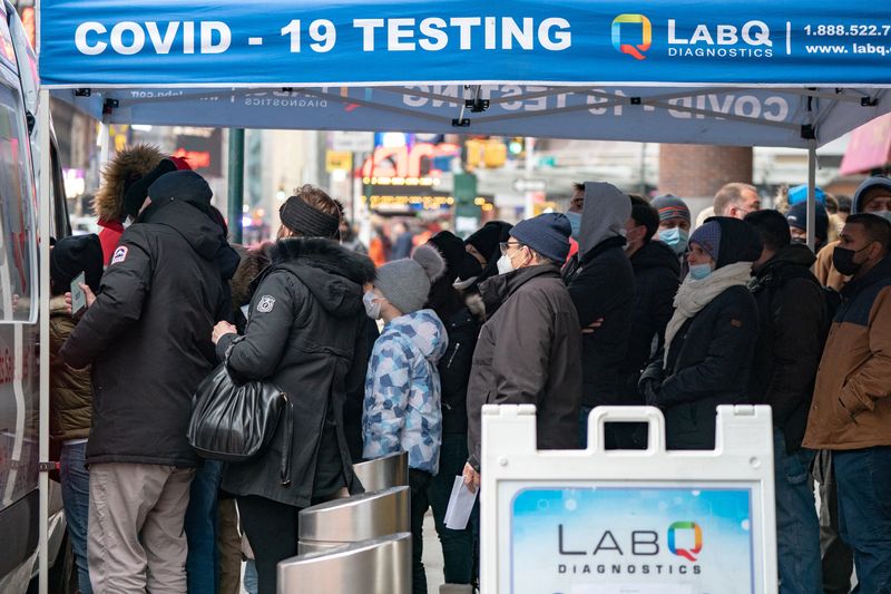 FILE PHOTO: People queue for a coronavirus disease (COVID-19) test at a popup COVID-19 testing site in Manhattan, New York City, U.S., December 27, 2021. REUTERS/Jeenah Moon/File Photo