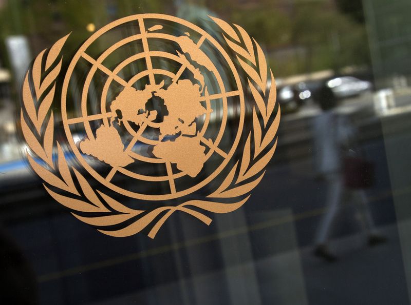 The logo of the United Nations is seen on the outside of their headquarters in New York, September 15, 2013. A report by U.N. chemical weapons experts will likely confirm that poison gas was used in an August 21 attack on Damascus suburbs that killed hundreds of people, U.N. Secretary-General Ban Ki-moon said on Friday.       REUTERS/Carlo Allegri  (UNITED STATES - Tags: POLITICS)