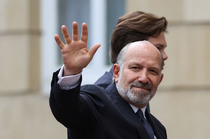 FILE PHOTO: U.S. Secretary of Commerce Howard Lutnick waves as he arrives at Lancaster House, on the second day scheduled for trade talks between the U.S. and China, in London, Britain, June 10, 2025. REUTERS/Toby Melville/File photo