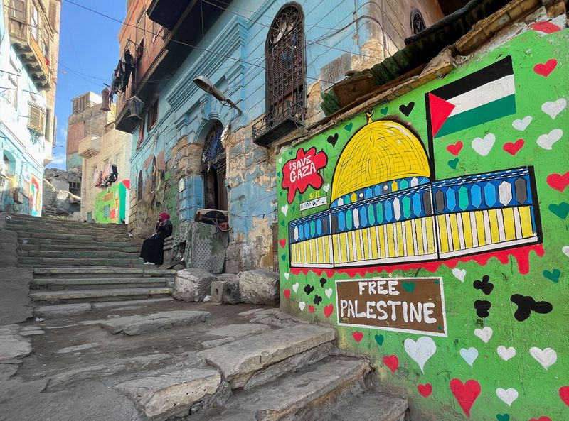 FILE PHOTO: Murals in support of Palestinians in Gaza are pictured in Cairo amid the ongoing conflict between Israel and the Palestinian Islamist group Hamas, in Cairo, Egypt November 22, 2023. REUTERS/Amr Abdallah Dalsh/File Photo