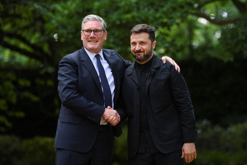 British Prime Minister Keir Starmer shakes hands with Ukrainian President Volodymyr Zelenskiy at Downing Street, in London, Britain June 23, 2025. REUTERS/Jaimi Joy/Pool