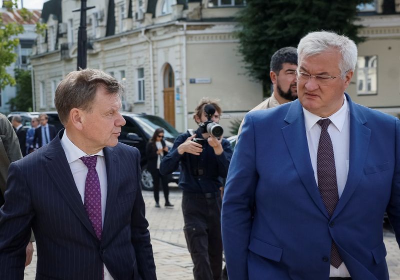 Germany's Foreign Minister Johann Wadephul meets Ukraine's Foreign Minister Andrii Sybiha, amid Russia's attack on Ukraine, in Kyiv, Ukraine June 30, 2025. REUTERS/Gleb Garanich