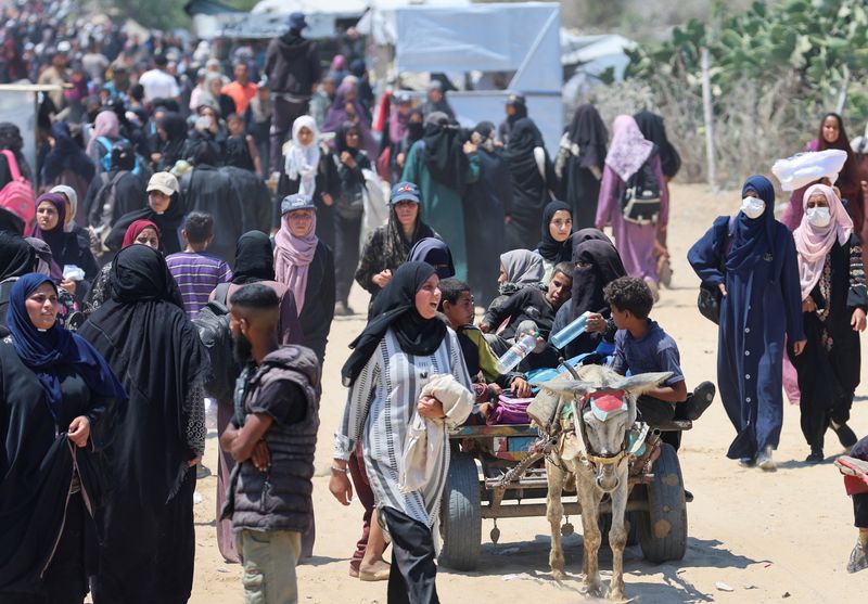 Palestinians seeking aid supplies from the U.S.-backed Gaza Humanitarian Foundation travel in an animal-drawn cart, near Rafah, in the southern Gaza Strip, July 24, 2025. REUTERS/Ramadan Abed